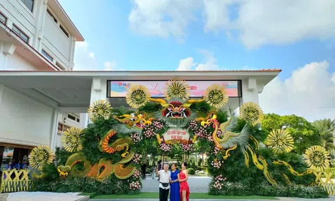 Cổng hoa cưới khủng nhất Việt Nam nhân ngày Quốc Khánh 2/9 do Học viện Neffertiti thực hiện